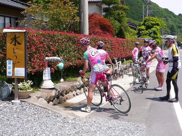 おいしい水場でひとときの休憩です