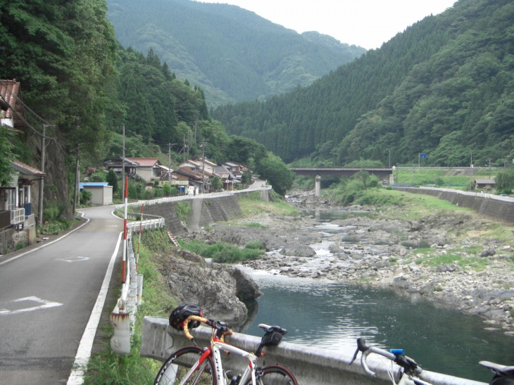 旧道沿いは昔ながらの風景が広がる