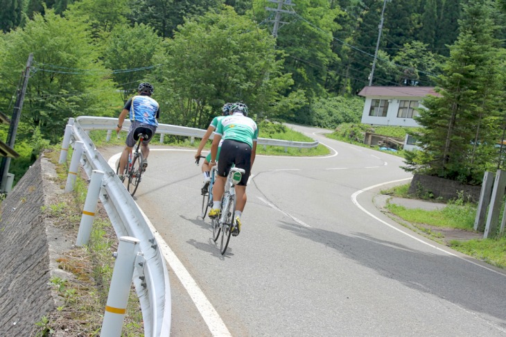 ポカポカランドの横から始まる急坂区間。山岳ライドの始まりだ