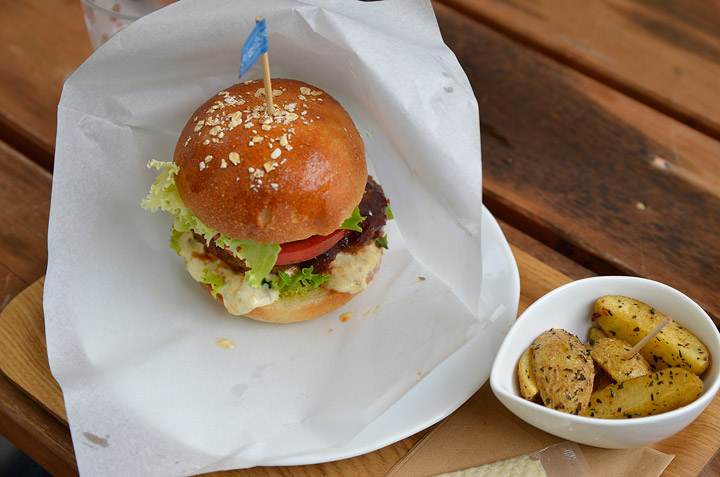 cafeくらがり名物のくらがりバーガー