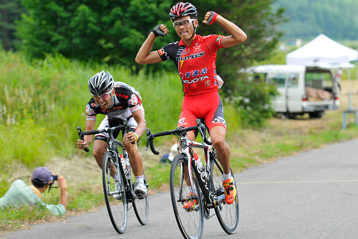 初山翔（宇都宮ブリッツェン）が僅差のスプリントを制した