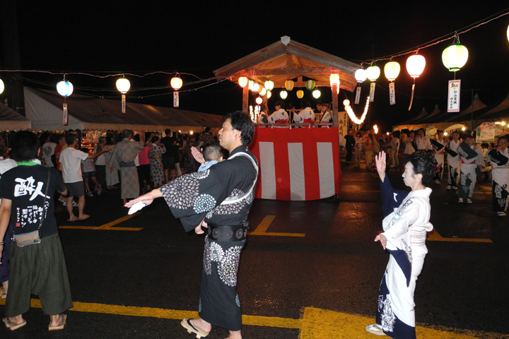 白鳥おどりで夜中まで大きく盛り上がった