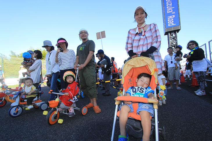 乳母車で出場の子供とお母さん　寝ちゃってますが…