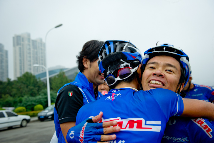 ステージ優勝を喜び合う西谷泰治と中島康晴（愛三工業レーシング）