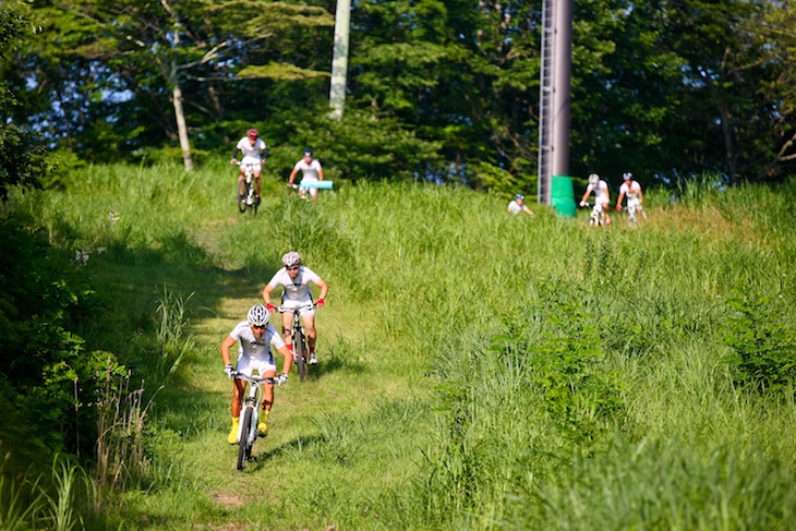 日本MTBナショナルチームの監督も務めた小笠原崇裕さん、MTBの試乗を率いて華麗な走りを魅せる