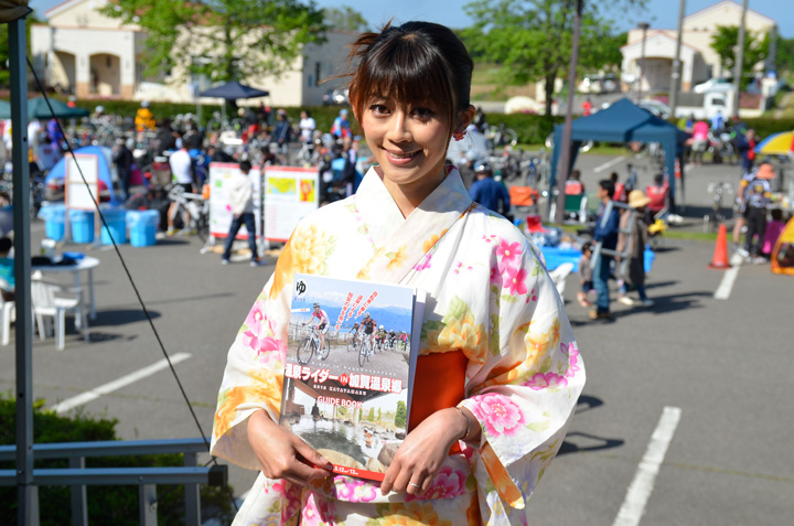 MCを務めるのは絹代さん（写真は温泉ライダー加賀）