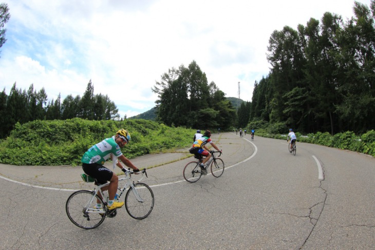 ひたすら登ります。スピードは12km/hが限界のようです。