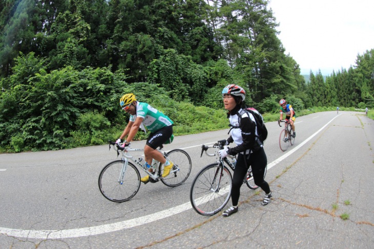 それでも登り続けます。だって山岳ライドですから。汗