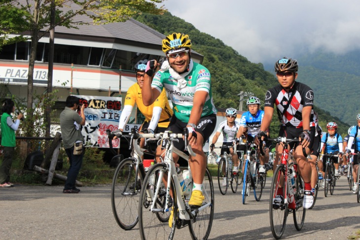 恵まれた天候の下、山岳ライドのスタートだ。