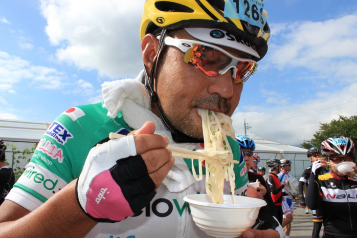 朝食代わりに「温泉うどん」を流し込む。