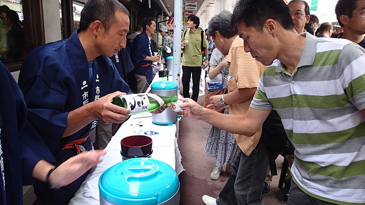 地元のお酒を惜しげも無く振る舞ってくれる