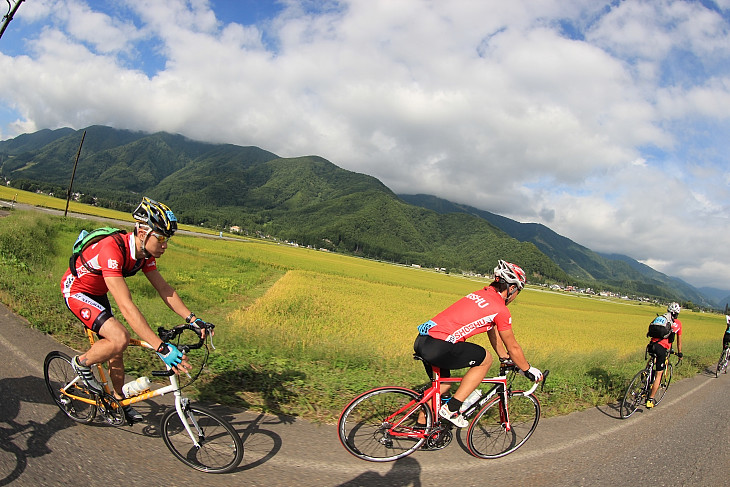 秋の空気の中、北アルプスの山並を眺めながら走る