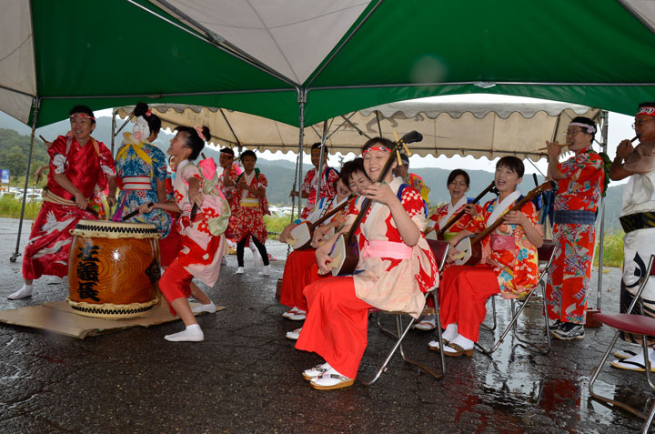 そこ抜けに陽気な太鼓と三味線・笛・鉦の伴奏と囃子唄にあわせて踊る勝山左義長ばやし