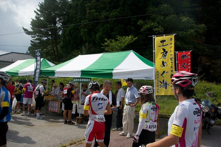 黒崎峡温泉のエイドステーションで補給。地元のお菓子やフルーツがうれしい。「工房めぐ海」のお焼きは海藻、ホタテなどが入っていてとても美味しかった