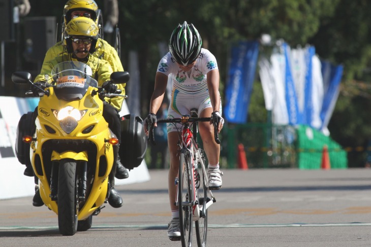 オープン女子　独走勝利を飾った與那嶺恵理（チーム・フォルツァ！）