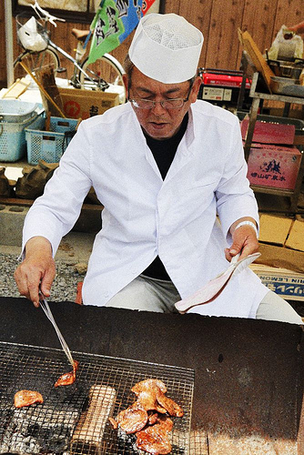 網の上で牛タンがいい香りを立てる