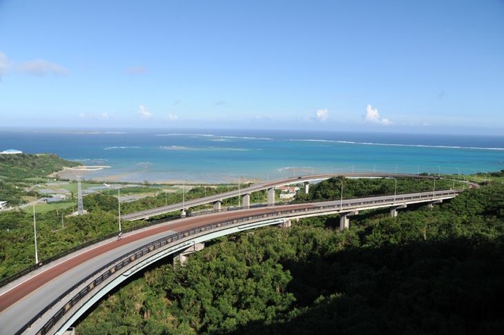 那覇市から往復50kmほどで行くことのできるニライ橋・カナイ橋へのツーリングもおすすめ