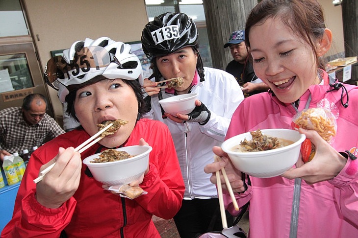 ゴール後に無料で配られる豚汁（予定）も美味しい！　見てください、この笑顔