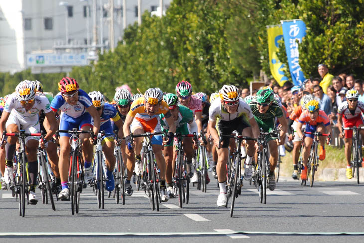 3クラス以上が混走でのゴールスプリント  市民210kmは白石真悟（シマノドリンキング）が優勝