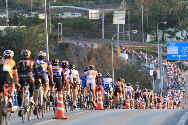 延々と続く市民210kmクラスの集団