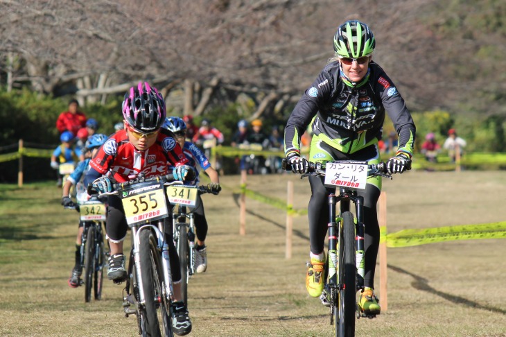 小学生高学年クラスにガンリタ選手が登場。みんな負けじと快走！