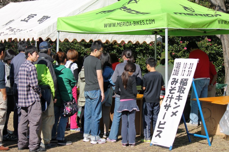 この日最も人気だった地元、稲取キンメのみそ汁サービス。絶品！