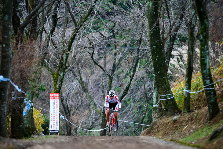 C1　起伏に富んだコースを快走する沢田時（ブリヂストンアンカー）