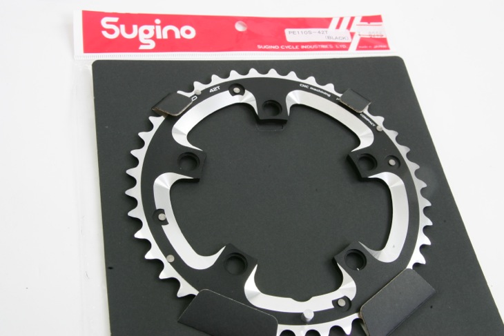 スギノCyclocross chainring PE110Sのアウター42Tを使用する。8295円で購入