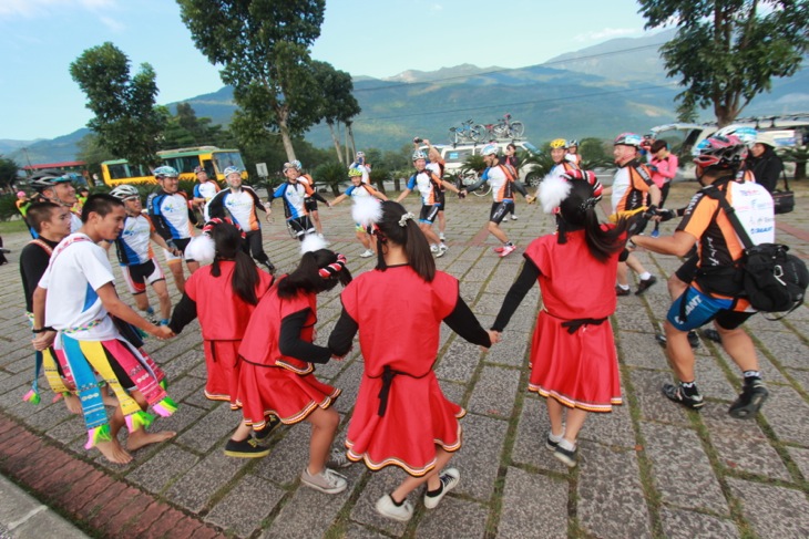 原住民の子どもたちの歓迎ダンスを踊りだす