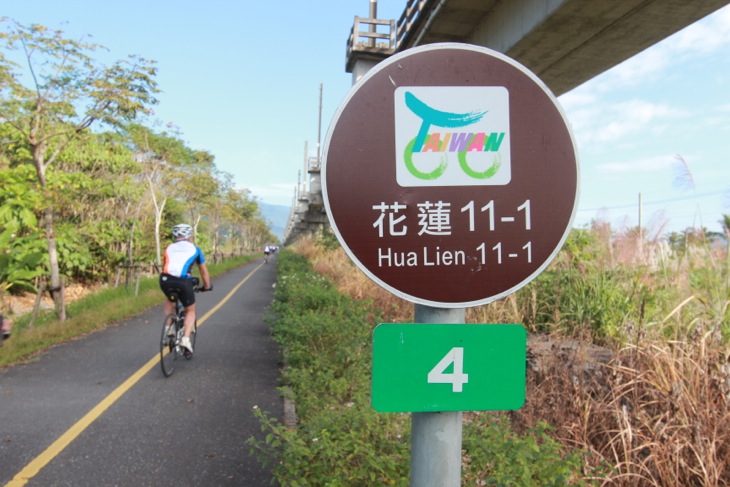 道脇には場所を特定できるプレートがあり、万が一の際にはこの番号を頼りに救援を頼める