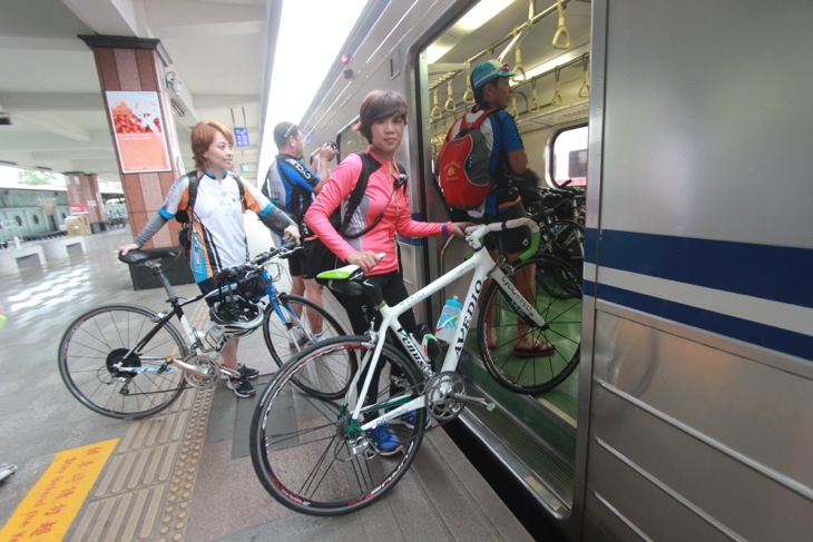 自転車もそのまま積み込める客車に乗り込む