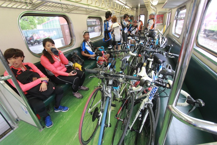 客車のなかに直接自転車を持ち込んでいる