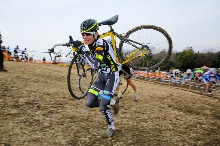 C1　バイクを担いで走る中根英登（チームNIPPO）