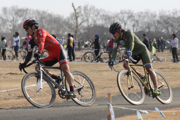 小坂光（宇都宮ブリッツェン）と前田公平（Speedvagen Cyclocross Team）の先頭パック