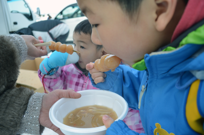 東北シクロクロス名物の玉こんにゃくが振舞われた