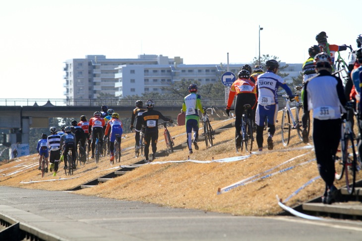 河川敷の斜面に付けられたコースは渋滞が発生すると乗るのが困難