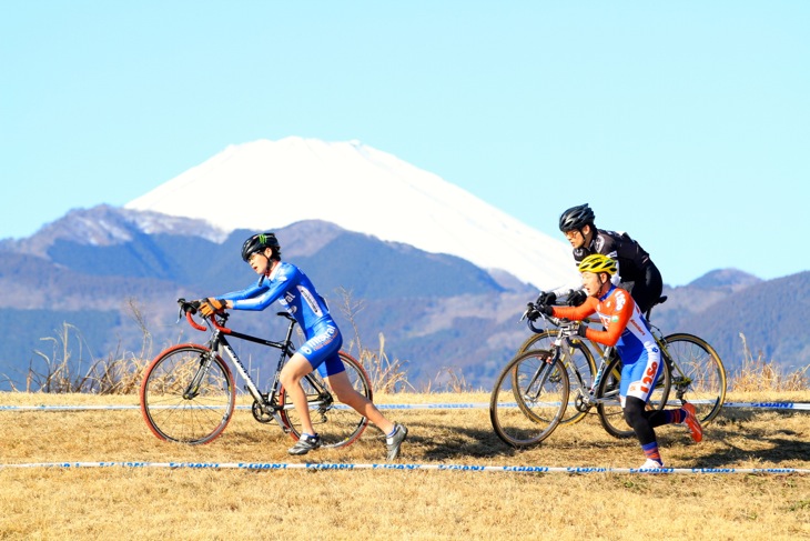 足柄の山並みの向こうに富士山の頭がのぞく