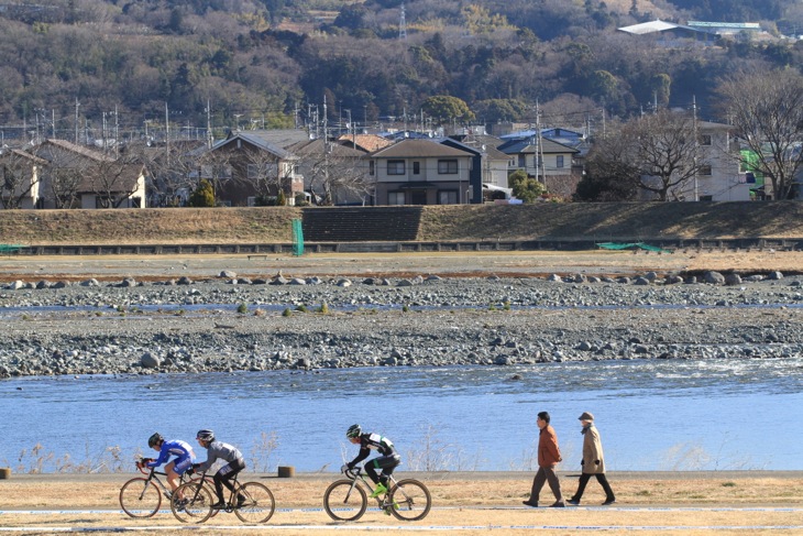 鮎釣りの名所、酒匂川の河川敷を走る