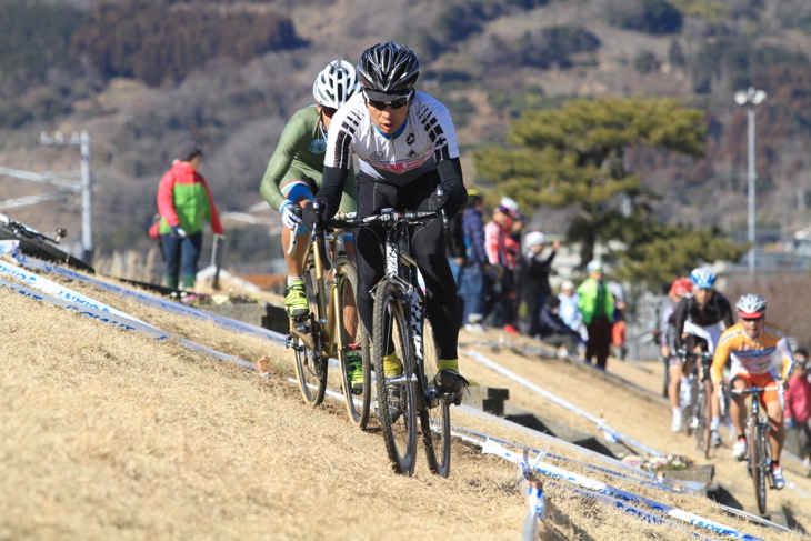 合田正之（cycleclub3UP）が前田公平（Speedvagen Cycrocross Team）を引き連れて逃げる