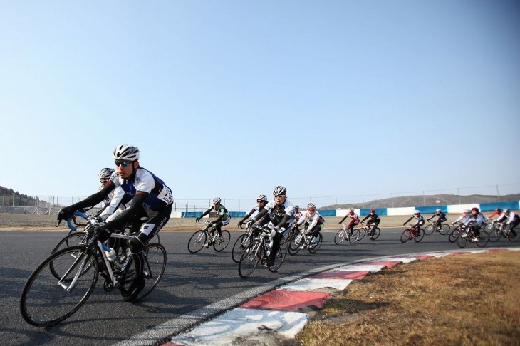 集団での高速走行はサーキットイベントならではの醍醐味