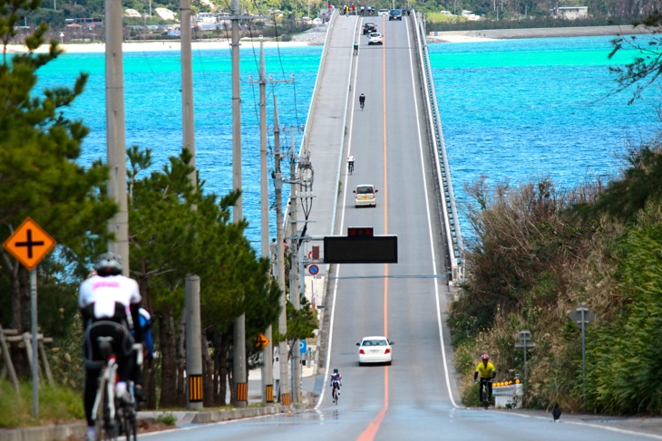 まっすぐ伸びる古宇利大橋とエメラルドの海のコントラストが美しい