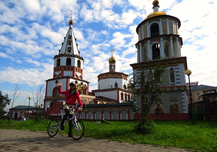 イルクーツク市内にて。たまねぎ帽子のロシア正教会の寺院が町中に建っている!