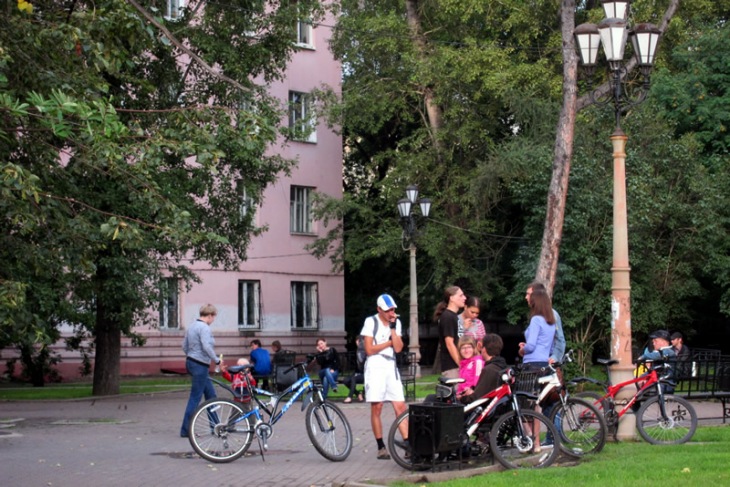 公園には若者が自転車で遊びに来る光景もみられる