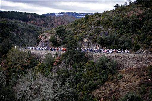 南フランスの山岳地帯を走るメイン集団