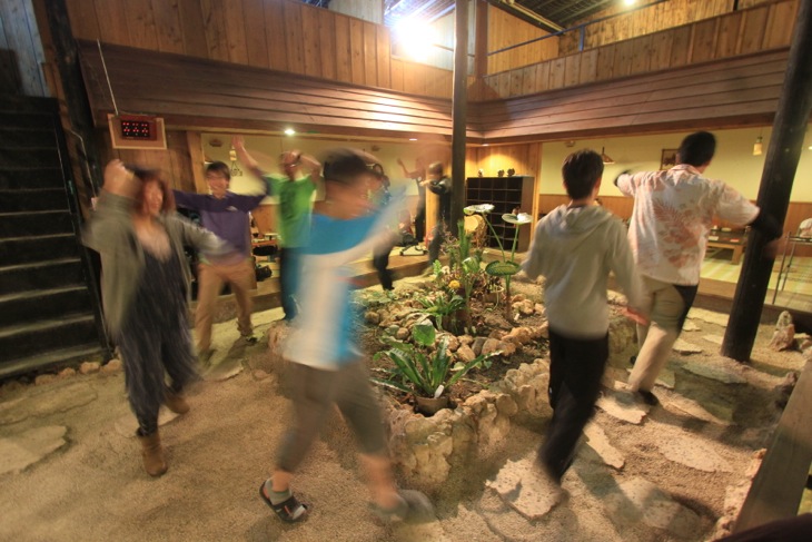 三線のライブに合わせて、美ら島ライダーの集団がエイサーを踊り始める。この団体さんは北海道からの参戦だったそうだ。