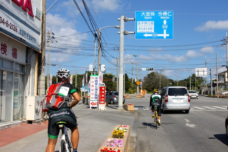 浦崎の交差点。いよいよここからレースが始まるポイントだ。