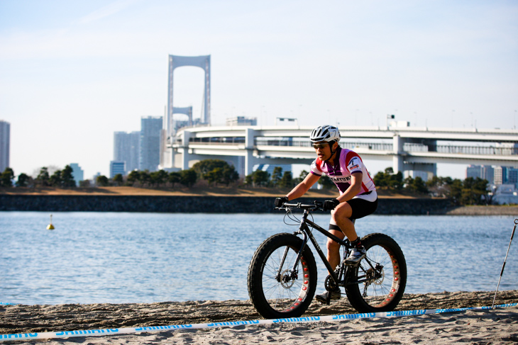 ファットバイクだって参加OK。砂浜で圧倒的な速さを見せた