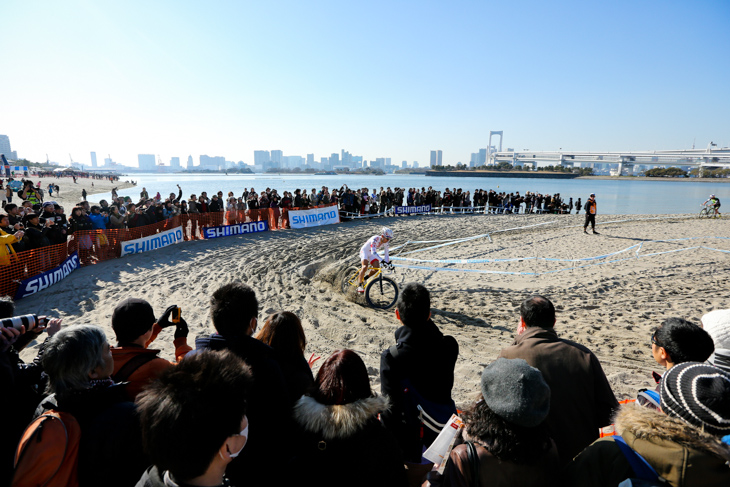 多くの観客が詰めかけたお台場海浜公園の特設コース