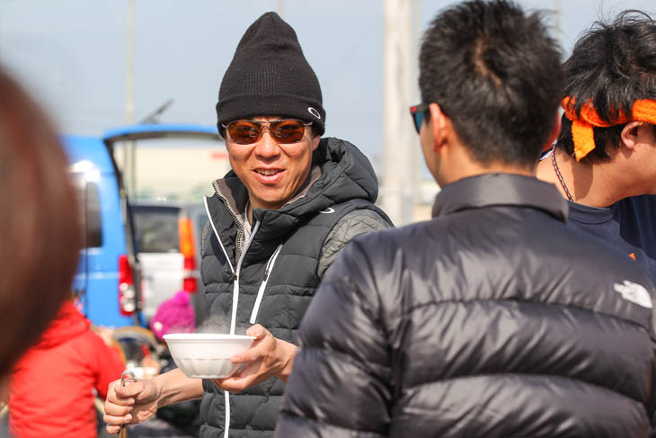 「こがね製麺所」で讃岐うどんをふるまう辻浦圭一氏。腕さばきはプロの領域