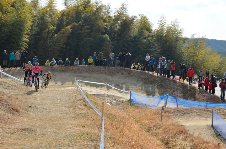 バンプトラックなのでコースが見渡せるので観戦しやすい